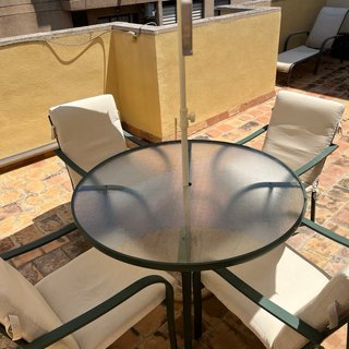 Mesa terraza cristal y 4 sillas metal