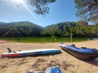 Barca hinchable y tabla de paddle surf.