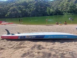 Barca hinchable y tabla de paddle surf.