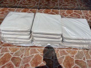 Cojines de tela blancos