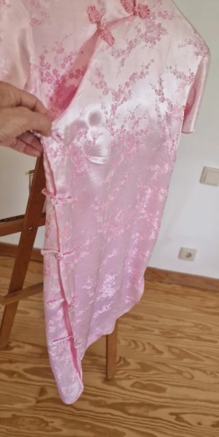 Vestido Chino Blanco y vestido rosa.