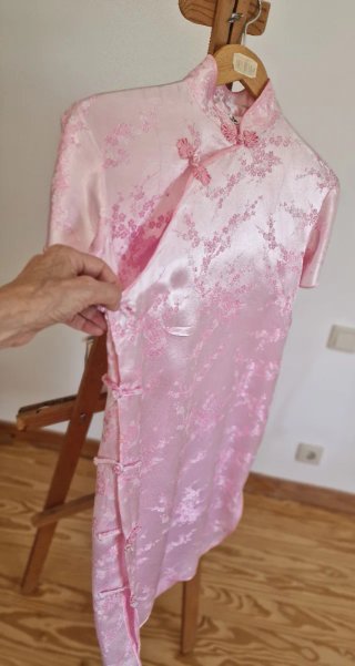 Vestido Chino Blanco y vestido rosa.