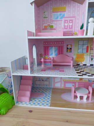 Casita de muñecas rosa de madera