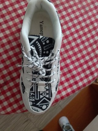Zapatillas blancas con estampado nuevos chulas