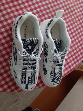 Zapatillas blancas con estampado nuevos chulas