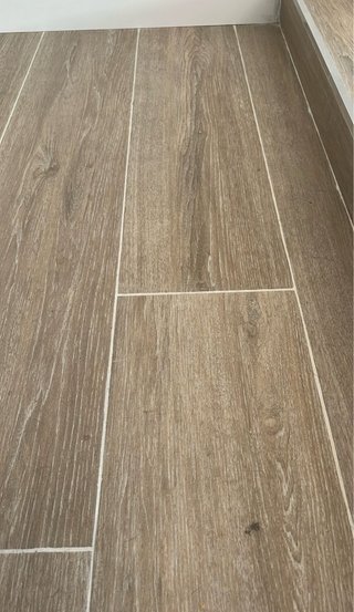 Suelo porcelánico efecto madera Leroy Merlín