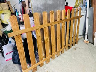 Vallas de madera con postes metálicos