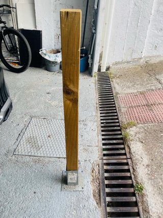 Vallas de madera con postes metálicos