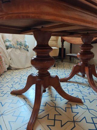 Mesa de comedor de madera