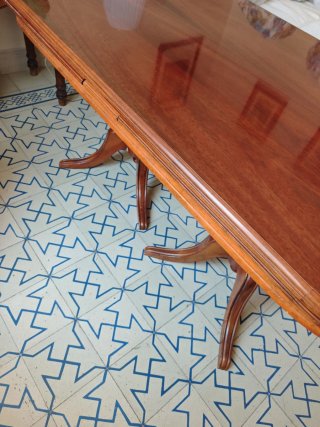 Mesa de comedor de madera
