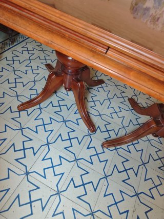 Mesa de comedor de madera