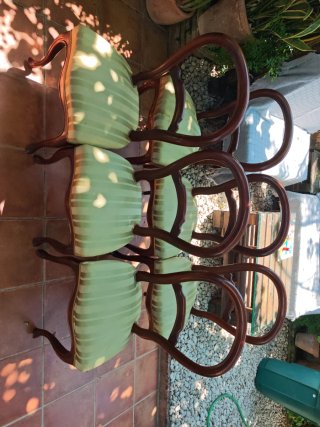 Mesa de comedor de madera