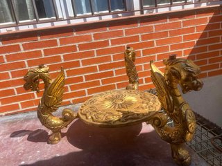 Mesa de centro dorada con tapa de cristal