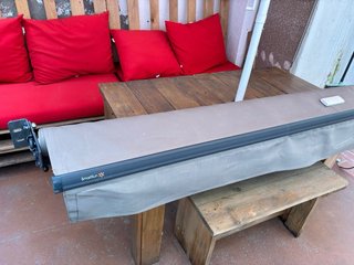 Toldo motorizado 2,22m gris marca Smartsun
