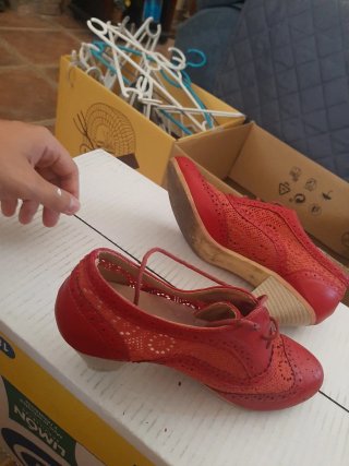 Zapatos rojos de mujer con encaje