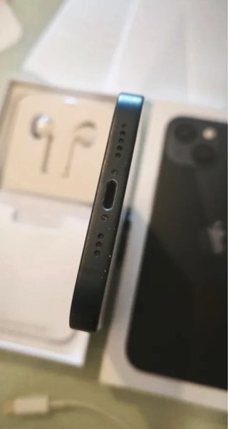 iPhone 13 e accessori completi