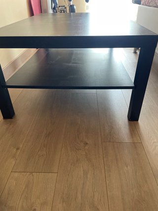 Mesa baja de madera negra con balda