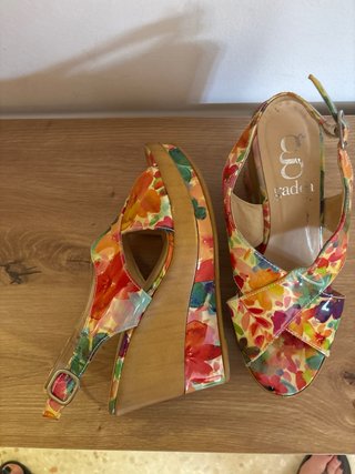 Sandalias cuña Gadea multicolor