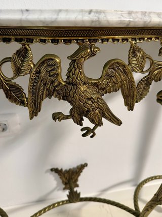 Consola y espejo antiguo con águilas