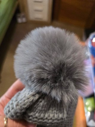Gorro de lana gris con pompón