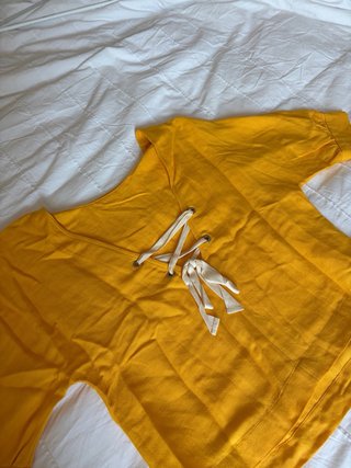 Blusa amarilla con cordones por la parte trasera