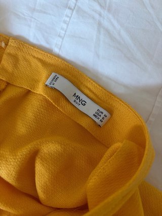 Blusa amarilla con cordones por la parte trasera