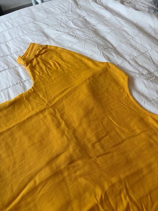 Blusa amarilla con cordones por la parte trasera