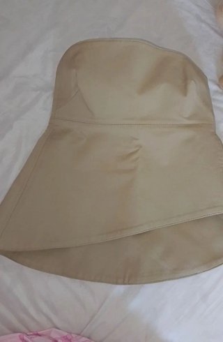 Top Asimétrico Zara beige económico.