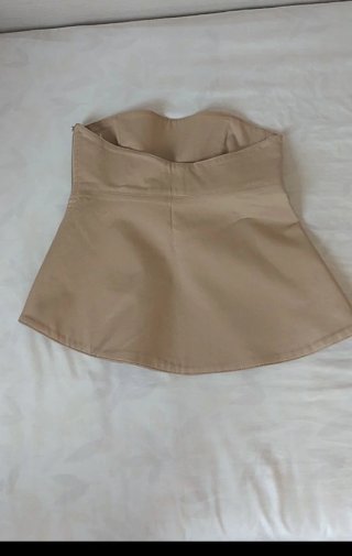 Top Asimétrico Zara beige económico.