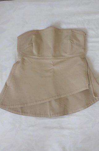 Top Asimétrico Zara beige económico.