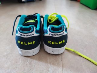 2 paia di scarpe da calcio indoor Kelme per bambini Taglia 27