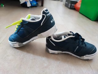 2 paia di scarpe da calcio indoor Kelme per bambini Taglia 27