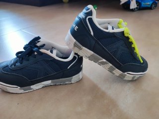 2 paia di scarpe da calcio indoor Kelme per bambini Taglia 27