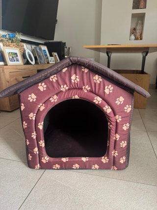 Casa para perro con estampado de huellas