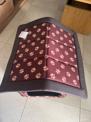 Casa para perro con estampado de huellas
