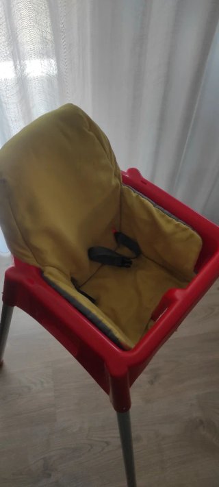 Trona IKEA con cojín y bandeja