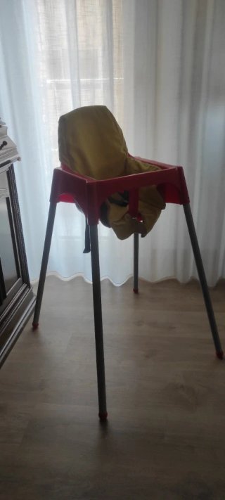 Trona IKEA con cojín y bandeja