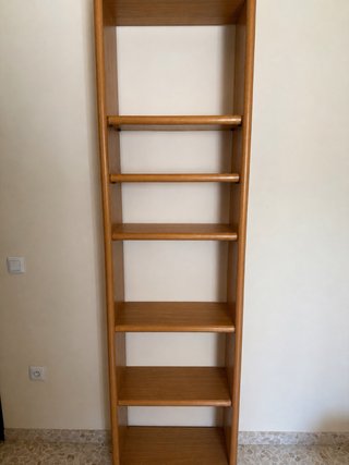 Estantería de madera alta