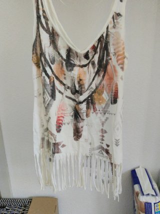 Camiseta sin mangas con flecos y plumas