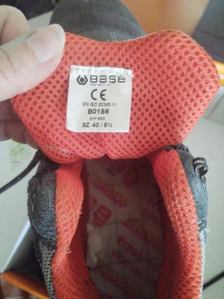 Zapatos botas de seguridad.