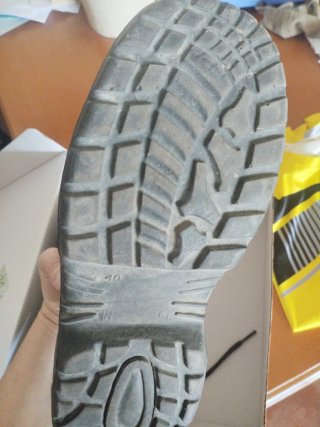 Zapatos botas de seguridad.