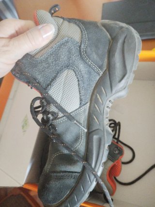 Zapatos botas de seguridad.