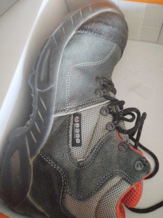 Zapatos botas de seguridad.