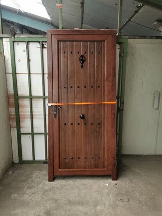 Puerta PVC Marrón con herrajes
