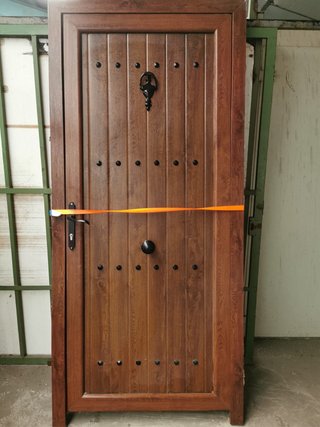 Puerta PVC Marrón con herrajes