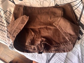 Falda marrón con vaquero corto