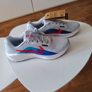 Zapatillas Nike grises y azules