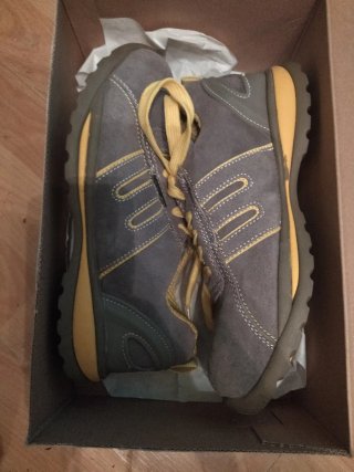 Zapatos de seguridad grises y amarillos