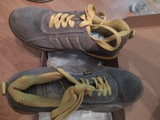 Zapatos de seguridad grises y amarillos