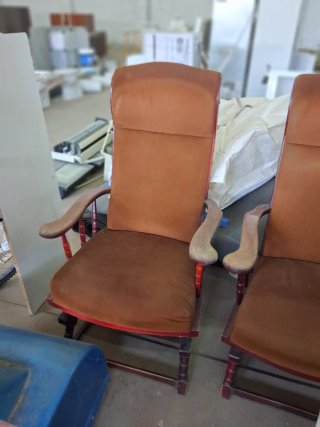 Mesa y sofá para casa de campo
